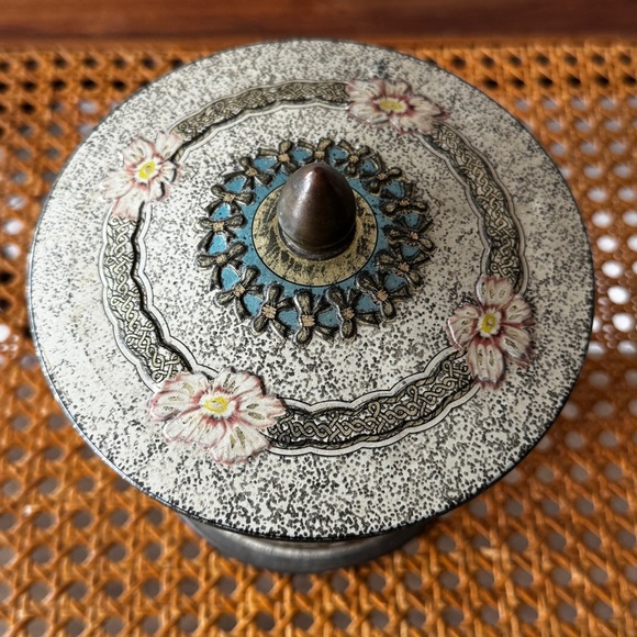 Vintage Beret Ware tin canister with lid gold blue flower design - Picture 6 of 11